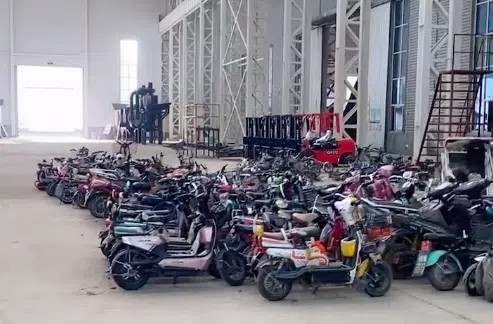 龍門(mén)剪在對(duì)報(bào)廢電動(dòng)車架進(jìn)行剪切