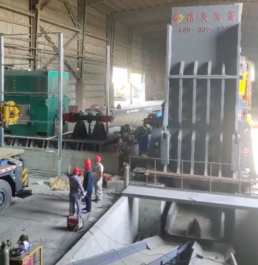 張家港傳來喜報，6000馬力破碎機安裝完畢。這個大家伙可不能小看它，每小時出料可高達150噸。